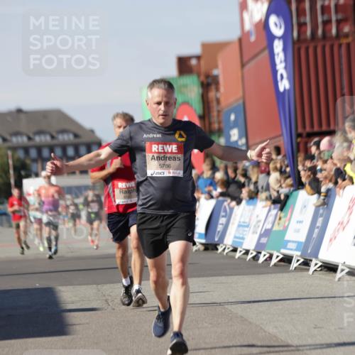03.10.2025 - Köhlbrandbrückenlauf Jannik Wohlers http://msf.ph/oto/9087602 03.10.2025 12:53:16 Ziel 4142, 5786, 6333 meine-sportfotos.de