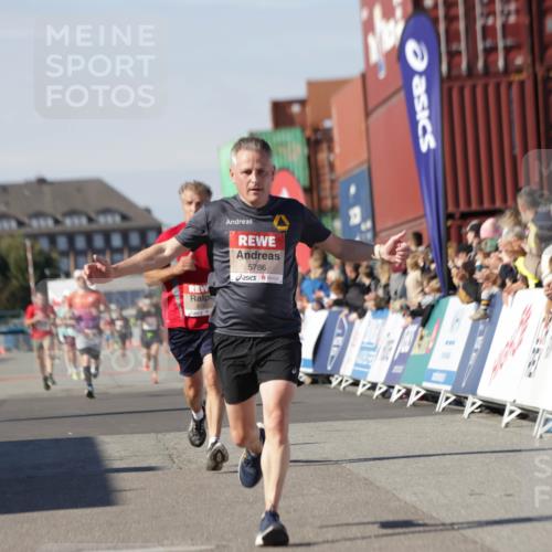 03.10.2025 - Köhlbrandbrückenlauf Jannik Wohlers http://msf.ph/oto/9087613 03.10.2025 12:53:16 Ziel 4142, 5786, 6333 meine-sportfotos.de