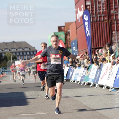 03.10.2025 - Köhlbrandbrückenlauf Jannik Wohlers http://msf.ph/oto/9087628 03.10.2025 12:53:16 Ziel 4142, 5786, 6333 meine-sportfotos.de