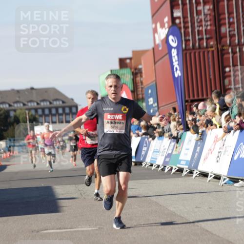 03.10.2025 - Köhlbrandbrückenlauf Jannik Wohlers http://msf.ph/oto/9087640 03.10.2025 12:53:16 Ziel 4142, 5786, 6333 meine-sportfotos.de
