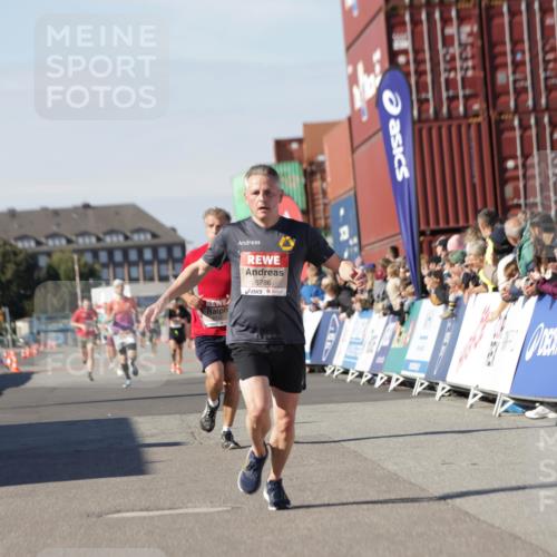 03.10.2025 - Köhlbrandbrückenlauf Jannik Wohlers http://msf.ph/oto/9087651 03.10.2025 12:53:16 Ziel 4142, 5786, 6333 meine-sportfotos.de