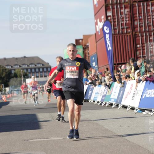 03.10.2025 - Köhlbrandbrückenlauf Jannik Wohlers http://msf.ph/oto/9087661 03.10.2025 12:53:16 Ziel 4142, 5786, 6333 meine-sportfotos.de