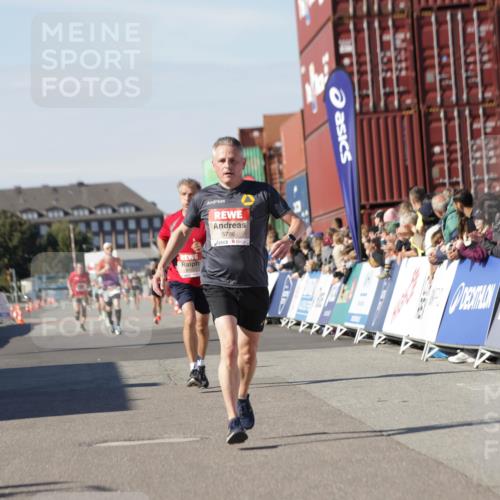 03.10.2025 - Köhlbrandbrückenlauf Jannik Wohlers http://msf.ph/oto/9087668 03.10.2025 12:53:17 Ziel 4142, 5786, 6333 meine-sportfotos.de