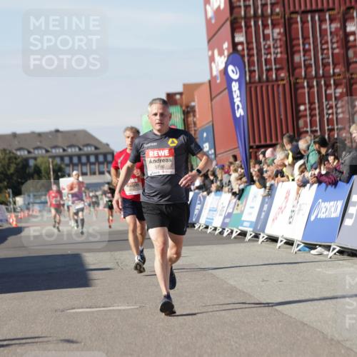 03.10.2025 - Köhlbrandbrückenlauf Jannik Wohlers http://msf.ph/oto/9087677 03.10.2025 12:53:17 Ziel 4142, 5786, 6333 meine-sportfotos.de