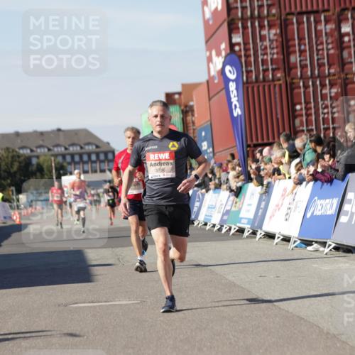 03.10.2025 - Köhlbrandbrückenlauf Jannik Wohlers http://msf.ph/oto/9087690 03.10.2025 12:53:17 Ziel 4142, 5786, 6333 meine-sportfotos.de