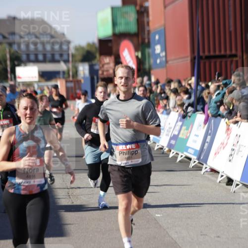 03.10.2025 - Köhlbrandbrückenlauf Jannik Wohlers http://msf.ph/oto/9087702 03.10.2025 13:19:08 Ziel 4143, 4630, 4631, 4632, 4676, 4690, 4727, 4816, 4876, 5027, 5304, 5449, 5858, 6088, 6117, 6127, 6475, 6573 meine-sportfotos.de
