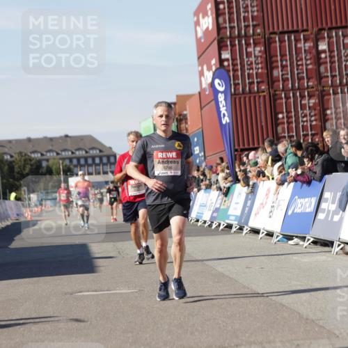 03.10.2025 - Köhlbrandbrückenlauf Jannik Wohlers http://msf.ph/oto/9087720 03.10.2025 12:53:17 Ziel 4142, 5786, 6333 meine-sportfotos.de