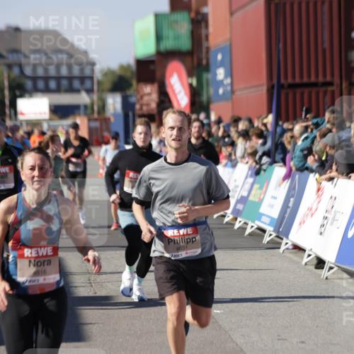 03.10.2025 - Köhlbrandbrückenlauf Jannik Wohlers http://msf.ph/oto/9087723 03.10.2025 13:19:08 Ziel 4143, 4630, 4631, 4632, 4676, 4690, 4727, 4816, 4876, 5027, 5304, 5449, 5858, 6088, 6117, 6127, 6475, 6573 meine-sportfotos.de
