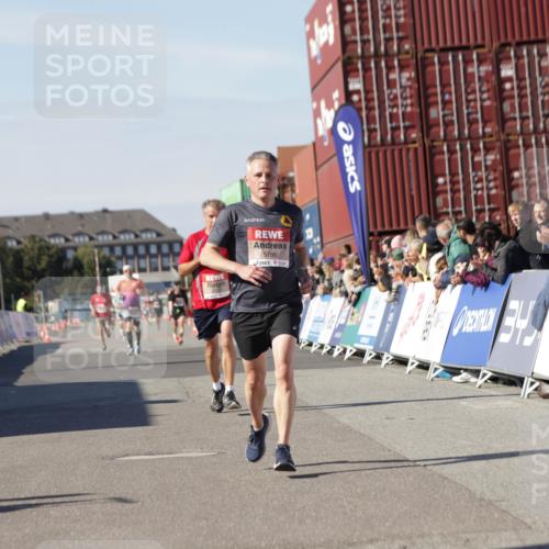 03.10.2025 - Köhlbrandbrückenlauf Jannik Wohlers http://msf.ph/oto/9087728 03.10.2025 12:53:17 Ziel 4142, 5786, 6333 meine-sportfotos.de