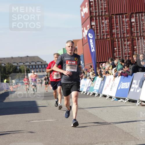 03.10.2025 - Köhlbrandbrückenlauf Jannik Wohlers http://msf.ph/oto/9087739 03.10.2025 12:53:17 Ziel 4142, 5786, 6333 meine-sportfotos.de