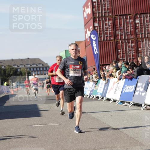 03.10.2025 - Köhlbrandbrückenlauf Jannik Wohlers http://msf.ph/oto/9087754 03.10.2025 12:53:17 Ziel 4142, 5786, 6333 meine-sportfotos.de
