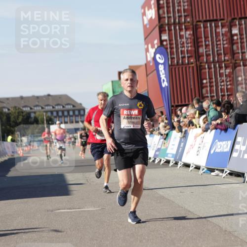 03.10.2025 - Köhlbrandbrückenlauf Jannik Wohlers http://msf.ph/oto/9087766 03.10.2025 12:53:17 Ziel 4142, 5786, 6333 meine-sportfotos.de
