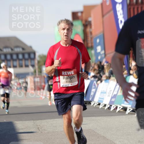 03.10.2025 - Köhlbrandbrückenlauf Jannik Wohlers http://msf.ph/oto/9087799 03.10.2025 12:53:18 Ziel 4142, 5786, 6333 meine-sportfotos.de