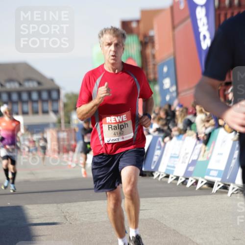 03.10.2025 - Köhlbrandbrückenlauf Jannik Wohlers http://msf.ph/oto/9087814 03.10.2025 12:53:18 Ziel 4142, 5786, 6333 meine-sportfotos.de