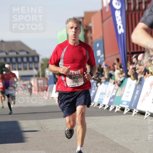 03.10.2025 - Köhlbrandbrückenlauf Jannik Wohlers http://msf.ph/oto/9087856 03.10.2025 12:53:18 Ziel 4142, 5786, 6333 meine-sportfotos.de