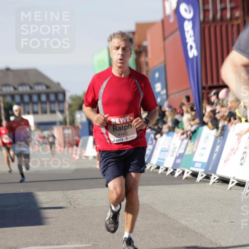 03.10.2025 - Köhlbrandbrückenlauf Jannik Wohlers http://msf.ph/oto/9087864 03.10.2025 12:53:18 Ziel 4142, 5786, 6333 meine-sportfotos.de