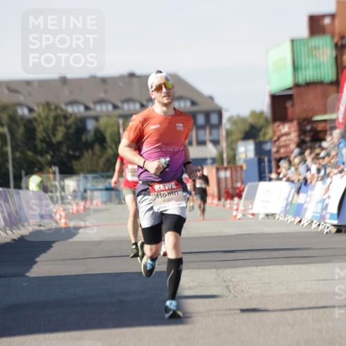 03.10.2025 - Köhlbrandbrückenlauf Jannik Wohlers http://msf.ph/oto/9088005 03.10.2025 12:53:23 Ziel 4029, 4142, 5786, 6333, 6656, 6804 meine-sportfotos.de