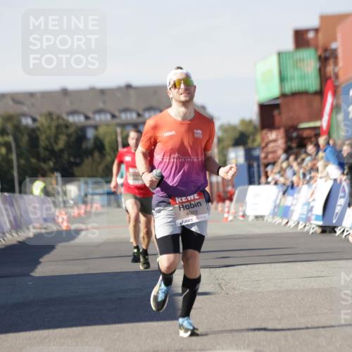 03.10.2025 - Köhlbrandbrückenlauf Jannik Wohlers http://msf.ph/oto/9088019 03.10.2025 12:53:23 Ziel 4029, 4142, 5786, 6333, 6656, 6804 meine-sportfotos.de