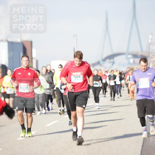 03.10.2025 - Köhlbrandbrückenlauf Jannik Wohlers http://msf.ph/oto/9088022 03.10.2025 10:08:44 Position 3 2600, 2632 meine-sportfotos.de