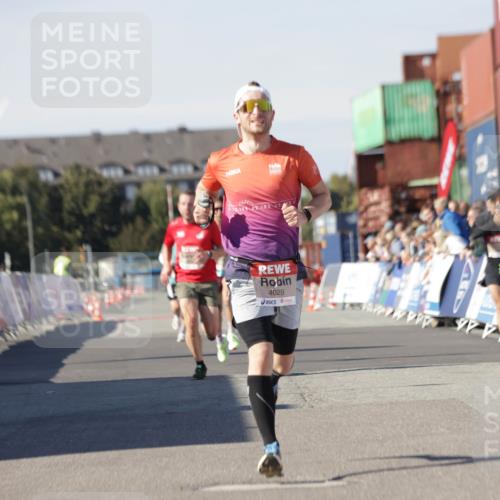 03.10.2025 - Köhlbrandbrückenlauf Jannik Wohlers http://msf.ph/oto/9088052 03.10.2025 12:53:23 Ziel 4029, 4142, 5786, 6333, 6656, 6804 meine-sportfotos.de