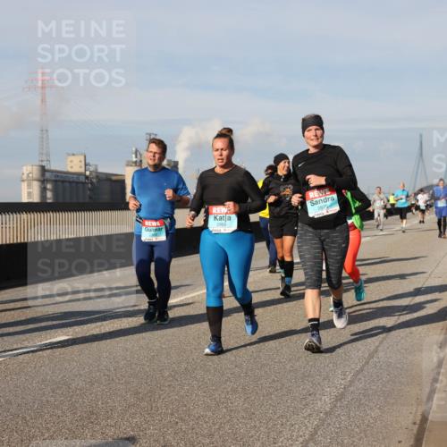 03.10.2025 - Köhlbrandbrückenlauf Lena Gebhardt http://msf.ph/oto/9088054 03.10.2025 10:06:33 Position 2 2869, 2870 meine-sportfotos.de