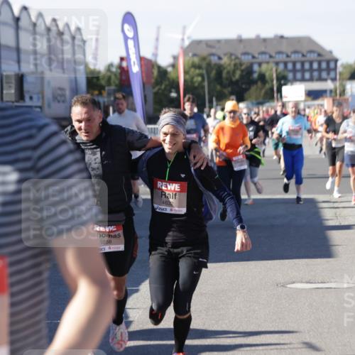 03.10.2025 - Köhlbrandbrückenlauf Jannik Wohlers http://msf.ph/oto/9088058 03.10.2025 13:19:11 Ziel 4143, 4630, 4631, 4632, 4690, 4725, 4727, 4816, 4828, 4876, 4996, 5027, 5853, 5858, 6088, 6117, 6127, 6225, 6226, 6475 meine-sportfotos.de