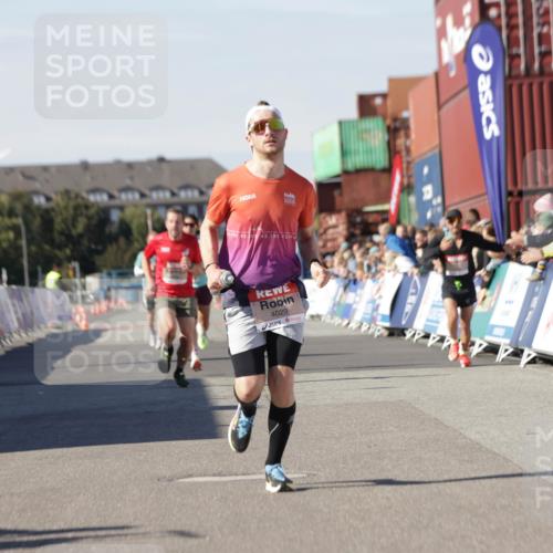 03.10.2025 - Köhlbrandbrückenlauf Jannik Wohlers http://msf.ph/oto/9088075 03.10.2025 12:53:24 Ziel 4029, 4142, 5786, 6241, 6333, 6656, 6804 meine-sportfotos.de