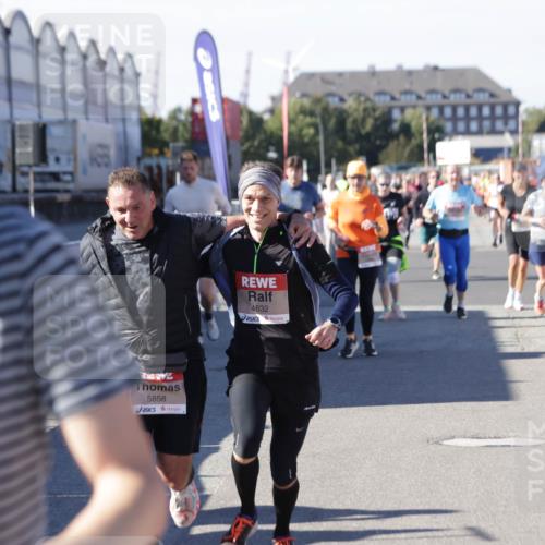 03.10.2025 - Köhlbrandbrückenlauf Jannik Wohlers http://msf.ph/oto/9088080 03.10.2025 13:19:11 Ziel 4143, 4630, 4631, 4632, 4690, 4725, 4727, 4816, 4828, 4876, 4996, 5027, 5853, 5858, 6088, 6117, 6127, 6225, 6226, 6475 meine-sportfotos.de