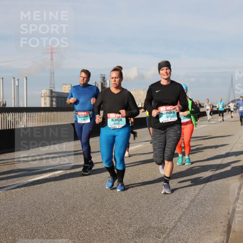 03.10.2025 - Köhlbrandbrückenlauf Lena Gebhardt http://msf.ph/oto/9088086 03.10.2025 10:06:34 Position 2 2869, 2870 meine-sportfotos.de