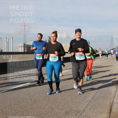 03.10.2025 - Köhlbrandbrückenlauf Lena Gebhardt http://msf.ph/oto/9088095 03.10.2025 10:06:34 Position 2 2869, 2870 meine-sportfotos.de