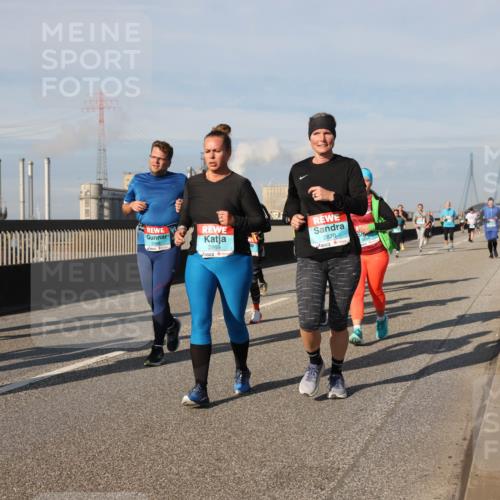03.10.2025 - Köhlbrandbrückenlauf Lena Gebhardt http://msf.ph/oto/9088103 03.10.2025 10:06:34 Position 2 2366, 2869, 2870 meine-sportfotos.de