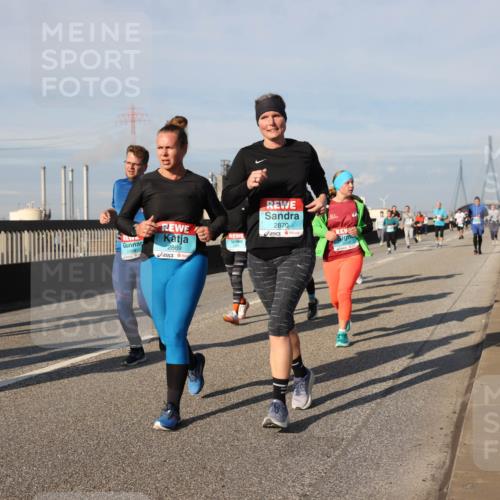 03.10.2025 - Köhlbrandbrückenlauf Lena Gebhardt http://msf.ph/oto/9088111 03.10.2025 10:06:34 Position 2 2869, 2870 meine-sportfotos.de