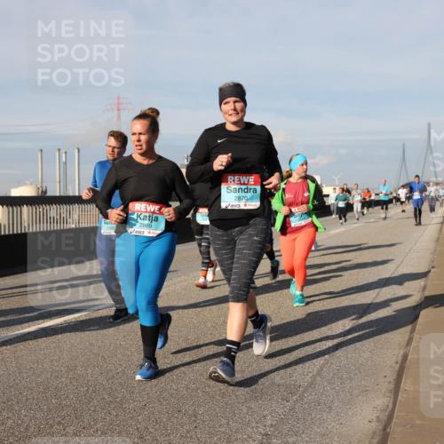 03.10.2025 - Köhlbrandbrückenlauf Lena Gebhardt http://msf.ph/oto/9088117 03.10.2025 10:06:35 Position 2 2366, 2869, 2870 meine-sportfotos.de