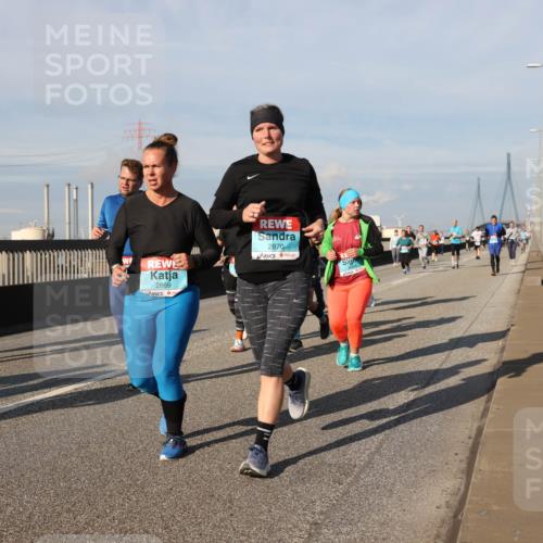 03.10.2025 - Köhlbrandbrückenlauf Lena Gebhardt http://msf.ph/oto/9088127 03.10.2025 10:06:35 Position 2 2869, 2870 meine-sportfotos.de