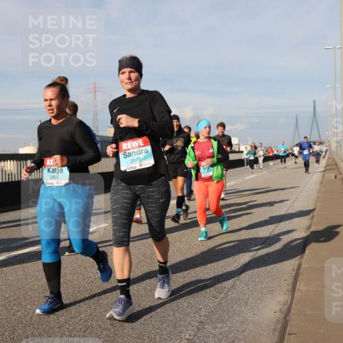 03.10.2025 - Köhlbrandbrückenlauf Lena Gebhardt http://msf.ph/oto/9088136 03.10.2025 10:06:35 Position 2 2869, 2870 meine-sportfotos.de