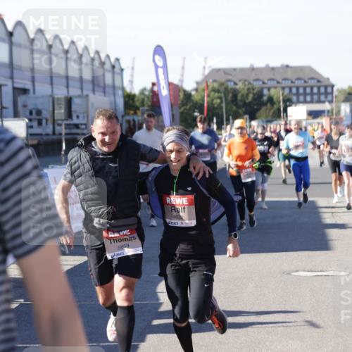 03.10.2025 - Köhlbrandbrückenlauf Jannik Wohlers http://msf.ph/oto/9088140 03.10.2025 13:19:12 Ziel 4143, 4630, 4631, 4632, 4690, 4725, 4727, 4816, 4828, 4876, 4996, 5027, 5853, 5858, 6088, 6117, 6127, 6225, 6226, 6475 meine-sportfotos.de
