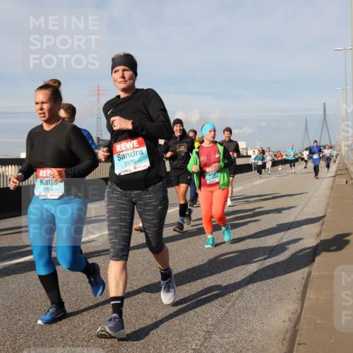 03.10.2025 - Köhlbrandbrückenlauf Lena Gebhardt http://msf.ph/oto/9088145 03.10.2025 10:06:35 Position 2 7, 2112, 2869, 2870 meine-sportfotos.de