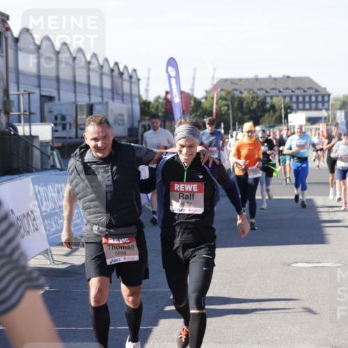 03.10.2025 - Köhlbrandbrückenlauf Jannik Wohlers http://msf.ph/oto/9088186 03.10.2025 13:19:12 Ziel 4143, 4630, 4631, 4632, 4690, 4725, 4727, 4816, 4828, 4876, 4996, 5027, 5853, 5858, 6088, 6117, 6127, 6225, 6226, 6475 meine-sportfotos.de