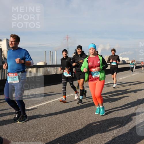 03.10.2025 - Köhlbrandbrückenlauf Lena Gebhardt http://msf.ph/oto/9088192 03.10.2025 10:06:36 Position 2 2366, 3664 meine-sportfotos.de