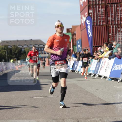 03.10.2025 - Köhlbrandbrückenlauf Jannik Wohlers http://msf.ph/oto/9088193 03.10.2025 12:53:25 Ziel 4029, 4142, 5786, 6241, 6656, 6804 meine-sportfotos.de