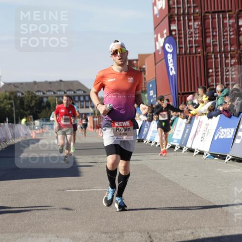 03.10.2025 - Köhlbrandbrückenlauf Jannik Wohlers http://msf.ph/oto/9088201 03.10.2025 12:53:25 Ziel 4029, 4142, 5786, 6241, 6656, 6804 meine-sportfotos.de