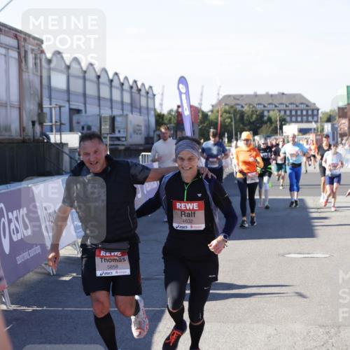 03.10.2025 - Köhlbrandbrückenlauf Jannik Wohlers http://msf.ph/oto/9088217 03.10.2025 13:19:12 Ziel 4143, 4630, 4631, 4632, 4690, 4725, 4727, 4816, 4828, 4876, 4996, 5027, 5853, 5858, 6088, 6117, 6127, 6225, 6226, 6475 meine-sportfotos.de