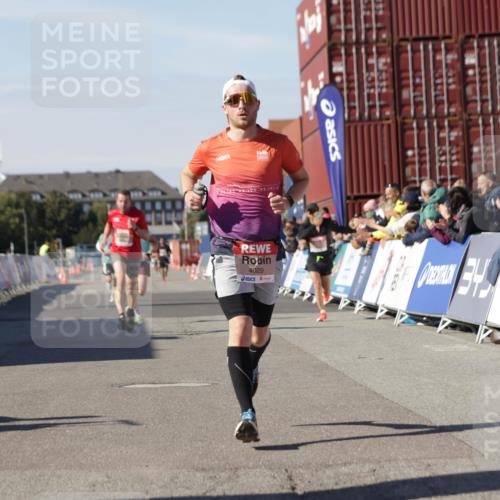 03.10.2025 - Köhlbrandbrückenlauf Jannik Wohlers http://msf.ph/oto/9088232 03.10.2025 12:53:25 Ziel 4029, 4142, 5786, 6241, 6656, 6804 meine-sportfotos.de