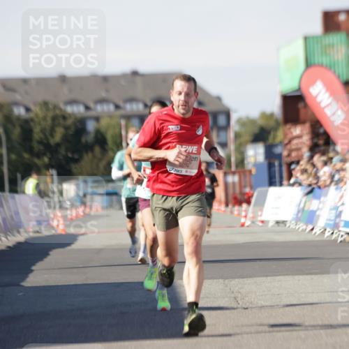 03.10.2025 - Köhlbrandbrückenlauf Jannik Wohlers http://msf.ph/oto/9088255 03.10.2025 12:53:26 Ziel 4029, 4142, 5786, 6241, 6656, 6804 meine-sportfotos.de