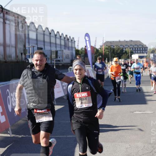 03.10.2025 - Köhlbrandbrückenlauf Jannik Wohlers http://msf.ph/oto/9088281 03.10.2025 13:19:13 Ziel 4143, 4593, 4630, 4631, 4632, 4690, 4725, 4727, 4816, 4828, 4876, 4996, 5027, 5853, 5858, 6088, 6127, 6225, 6226, 6576 meine-sportfotos.de