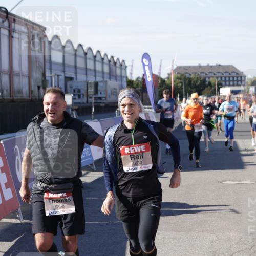 03.10.2025 - Köhlbrandbrückenlauf Jannik Wohlers http://msf.ph/oto/9088306 03.10.2025 13:19:13 Ziel 4143, 4593, 4630, 4631, 4632, 4690, 4725, 4727, 4816, 4828, 4876, 4996, 5027, 5853, 5858, 6088, 6127, 6225, 6226, 6576 meine-sportfotos.de