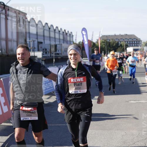 03.10.2025 - Köhlbrandbrückenlauf Jannik Wohlers http://msf.ph/oto/9088314 03.10.2025 13:19:13 Ziel 4143, 4593, 4630, 4631, 4632, 4690, 4725, 4727, 4816, 4828, 4876, 4996, 5027, 5853, 5858, 6088, 6127, 6225, 6226, 6576 meine-sportfotos.de