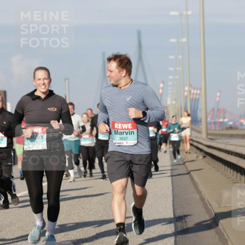 03.10.2025 - Köhlbrandbrückenlauf Jannik Wohlers http://msf.ph/oto/9088332 03.10.2025 09:58:07 Position 3 3470, 3471, 3037 meine-sportfotos.de