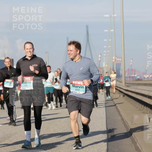03.10.2025 - Köhlbrandbrückenlauf Jannik Wohlers http://msf.ph/oto/9088336 03.10.2025 09:58:07 Position 3 3470, 3471, 3037 meine-sportfotos.de