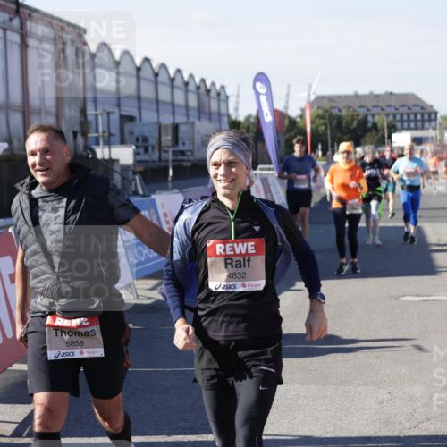 03.10.2025 - Köhlbrandbrückenlauf Jannik Wohlers http://msf.ph/oto/9088339 03.10.2025 13:19:13 Ziel 4143, 4593, 4630, 4631, 4632, 4690, 4725, 4727, 4816, 4828, 4876, 4996, 5027, 5853, 5858, 6088, 6127, 6225, 6226, 6576 meine-sportfotos.de